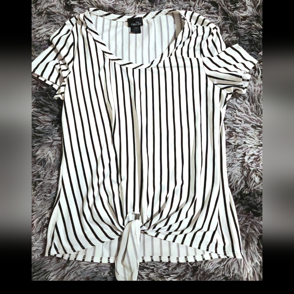 Rue21 Black and White Striped Short Sleeve Top